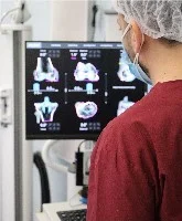 Médico revisando estudios de rodilla